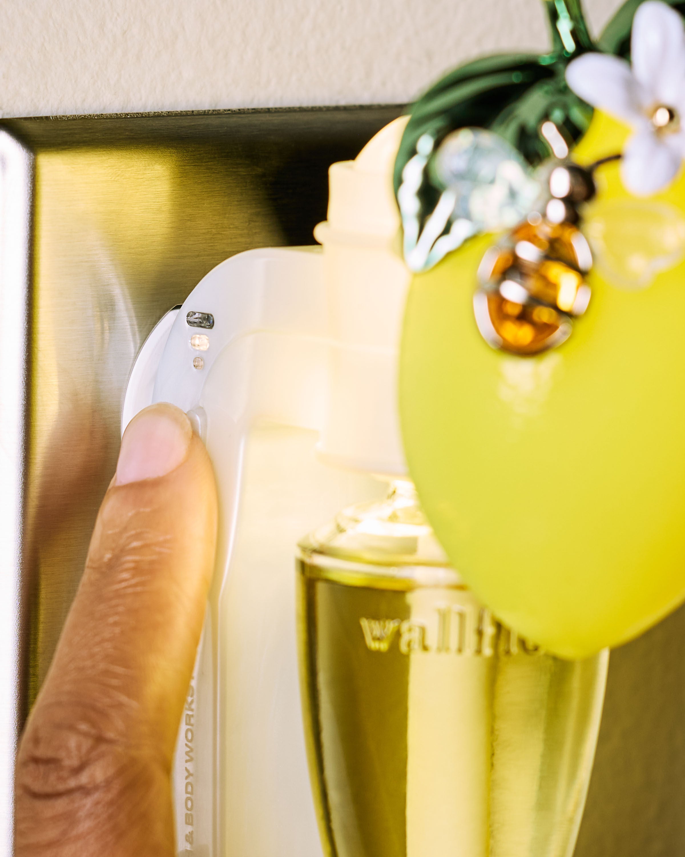Bee on Lemon Scent Control™ Nightlight Wallflowers Fragrance