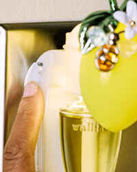 Bee on Lemon Scent Control&trade; Nightlight Wallflowers Fragrance Plug