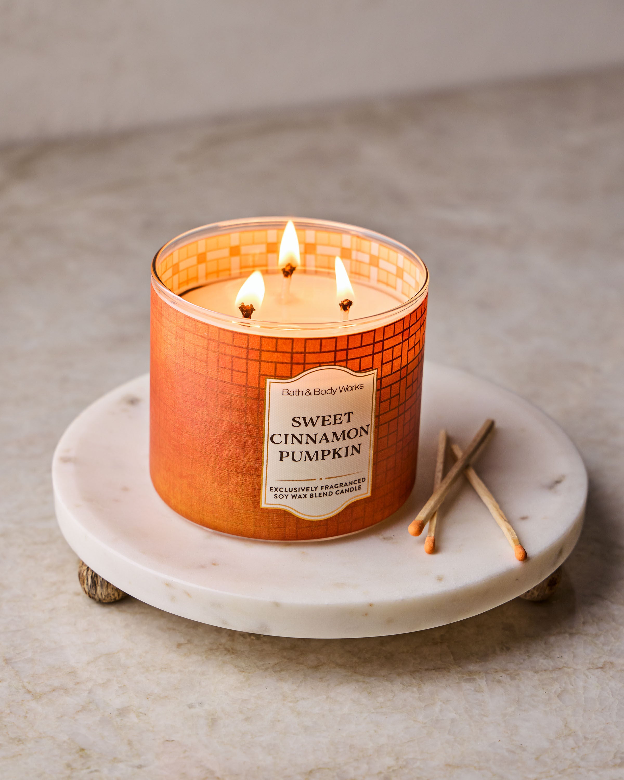 Bath & Body Works Candle - Thumbnail 3