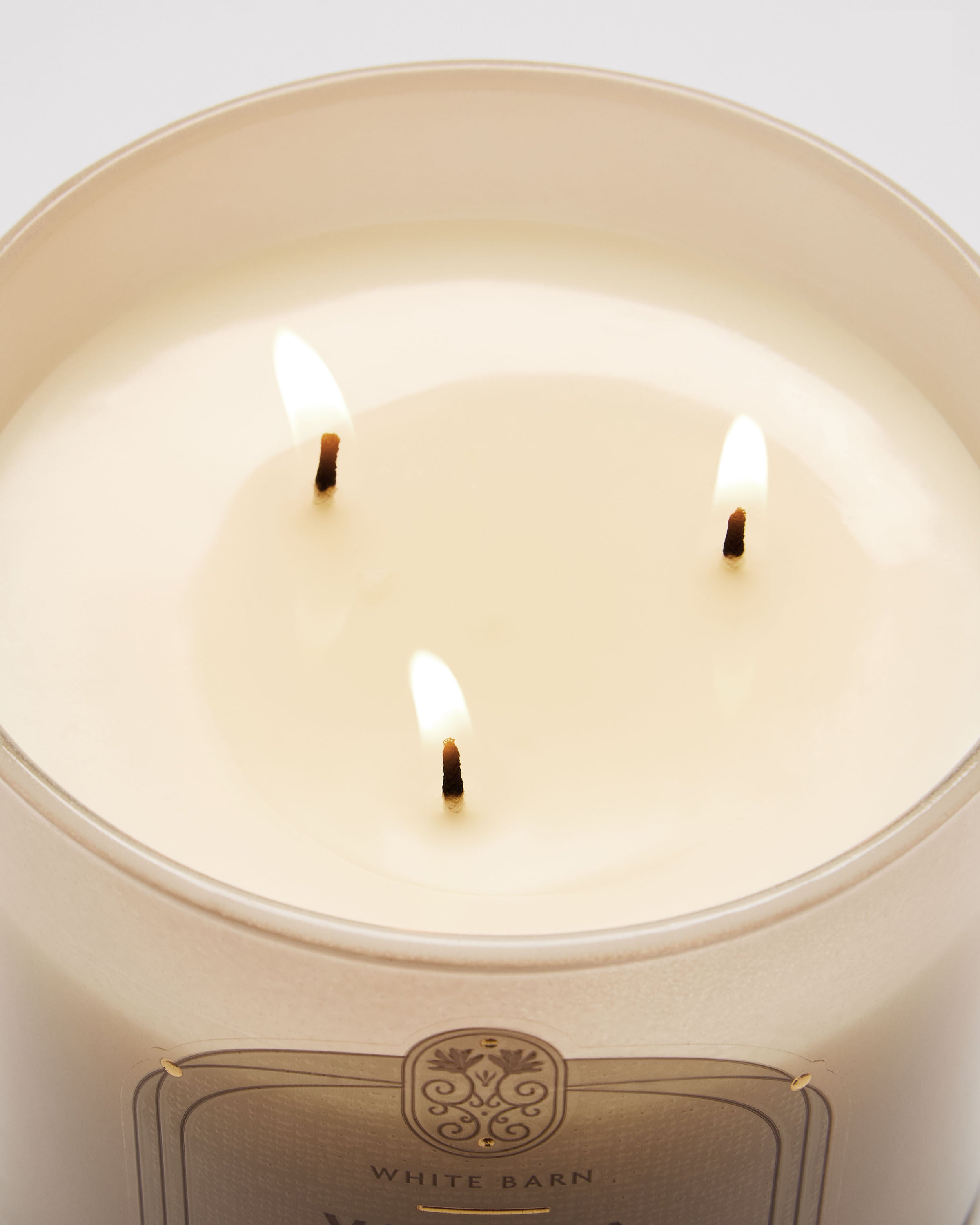 White Barn Vanilla Bean Candle - Thumbnail 4