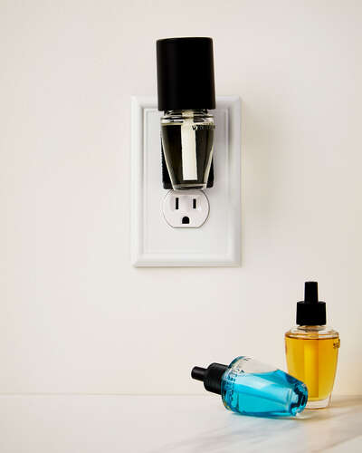 Black Scent Control&trade; Wallflowers Fragrance Plug