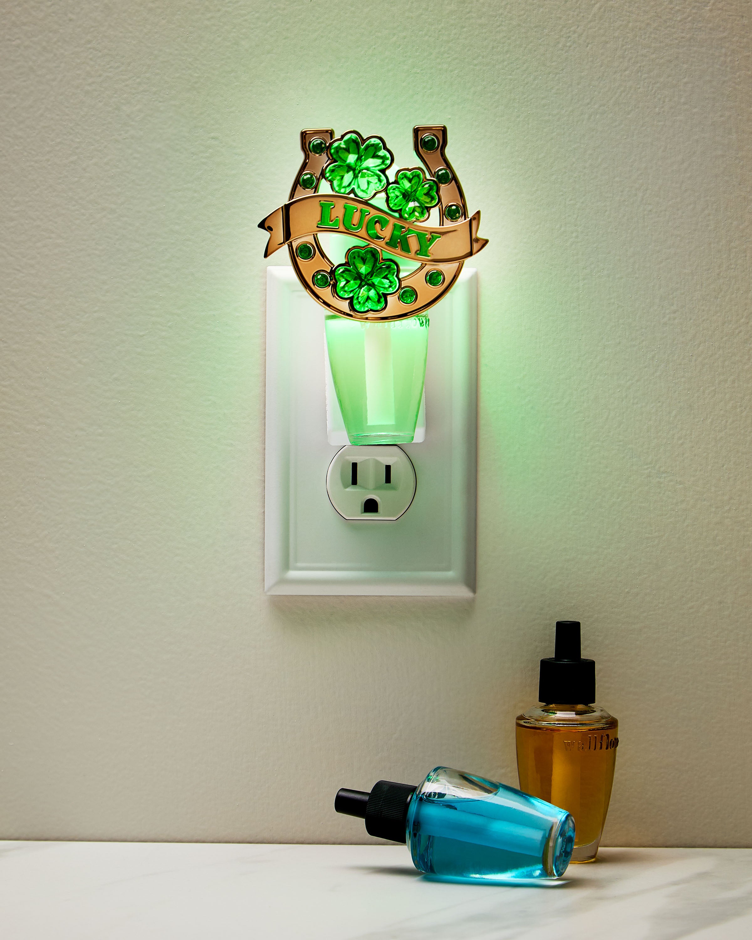 Horseshoe Scent Control™ Nightlight Wallflowers Fragrance Plug